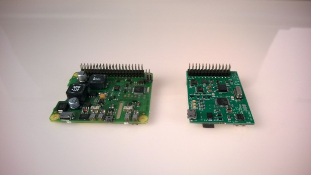 Links die neue PiUSV+, rechts der ältere Vorgänger PiUSV (Foto: Alexander Merz/Golem.de)